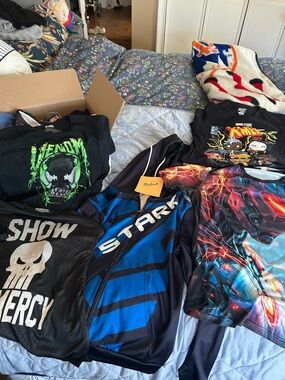 Men’s clothes bundle - medium - (4) t-shirts, 1 zip up hoodie